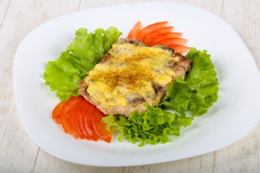 Domuz eti biftek mantar ve peynir ile