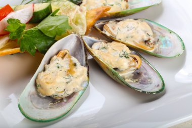 Krema soslu fırında midye