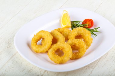 Kızarmış kalamar halkaları