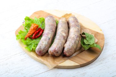 Yemek pişirmek için çiğ sosis