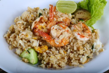 Kızarmış pirinç ve karides.