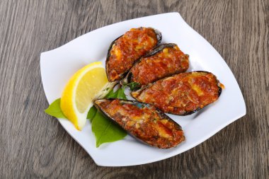 Defne yaprakları ile pişmiş midye