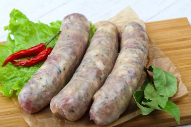 Yemek pişirmek için çiğ sosis