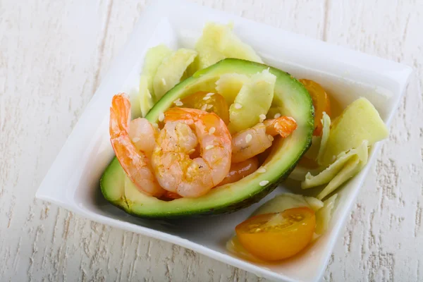 Salat mit Garnelen und Avocado — Stockfoto