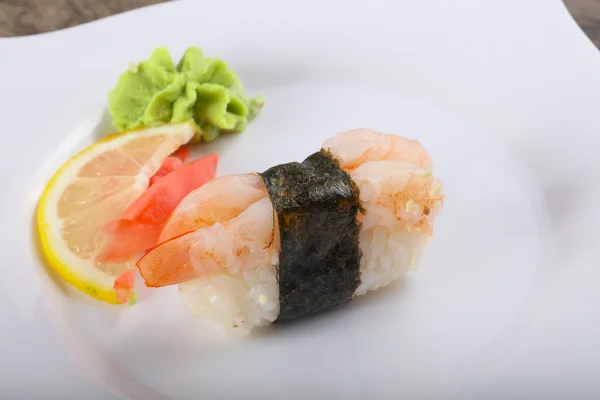 Sushi tradițional cu creveți — Fotografie, imagine de stoc