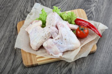 Çiğ tavuk kanadı.