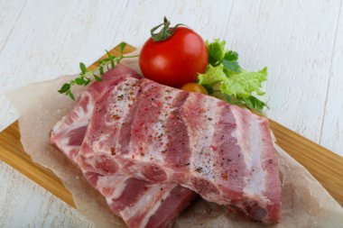 Çiğ domuz kaburgası