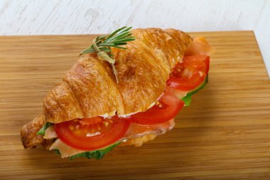 Somon ile lezzetli kruvasan