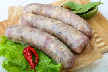 Yemek pişirmek için çiğ sosis