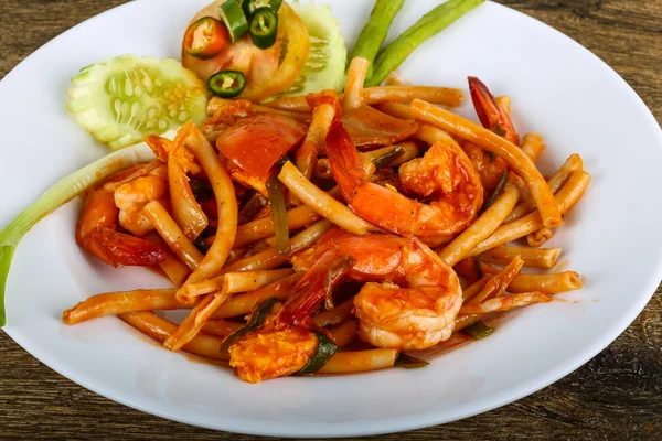 Deniz ürünleri ile baharatlı makarna