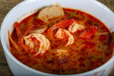 Geleneksel Tom yam çorbası