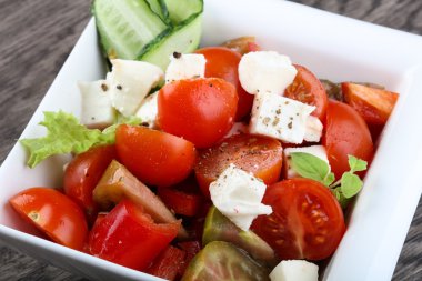 Mozzarella peyniri ile lezzetli salata