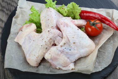 Çiğ tavuk kanadı.