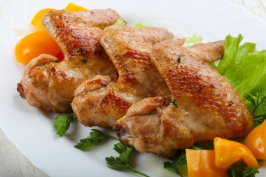 Kızarmış tavuk kanadı.