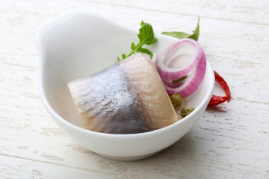 Soğan hizmet ringa balığı filetosu