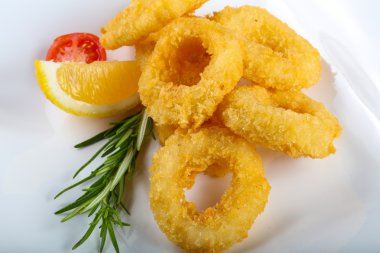 Kızarmış kalamar halkaları