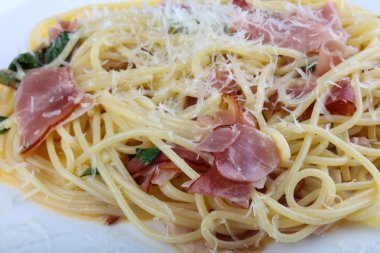 lezzetli makarna carbonara