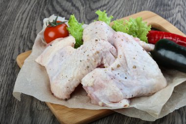 Çiğ tavuk kanadı.