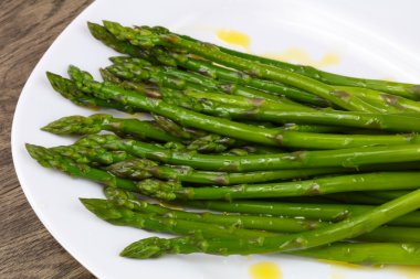 Zeytinyağı ile haşlanmış kuşkonmaz