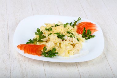 Tavuk ile makarna Farfalle