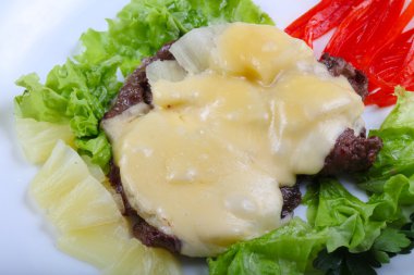 Ananas ve peynir soslu domuz eti