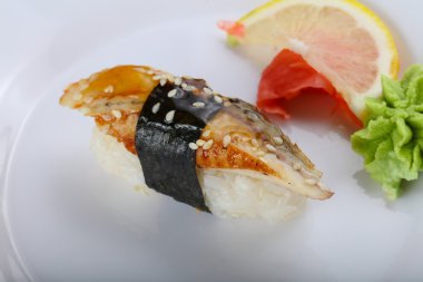 Yılan balığı ile geleneksel Sushi