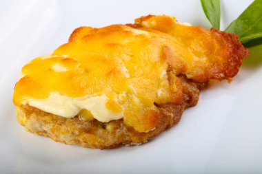 Krema soslu pişmiş domuz eti