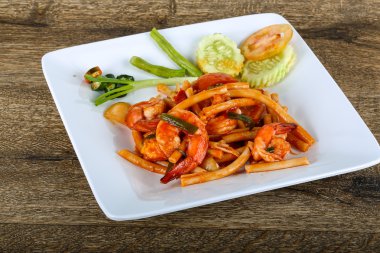 Deniz ürünleri ile baharatlı makarna