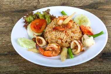 Kızarmış pilav ve deniz ürünleri.