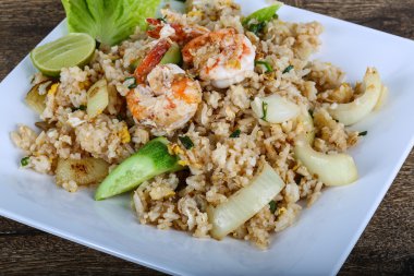 Kızarmış pirinç ve karides.