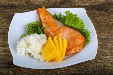 Kızarmış som balığı biftek