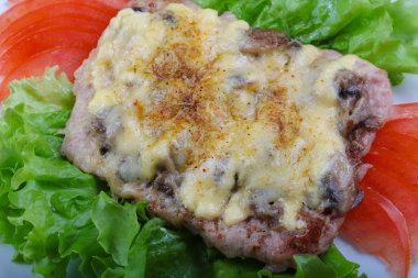 Domuz eti biftek mantar ile