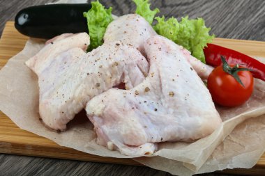 Çiğ tavuk kanadı.