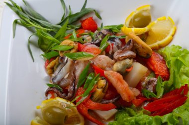 Deniz ürünleri karışımı salata