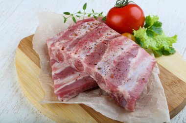 Çiğ domuz kaburgası