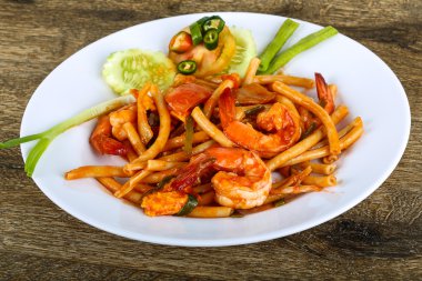 Deniz ürünleri ile baharatlı makarna