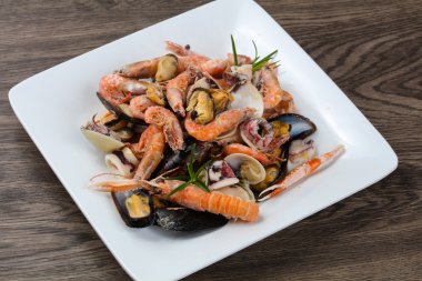 Kokteyl lezzetli deniz ürünleri