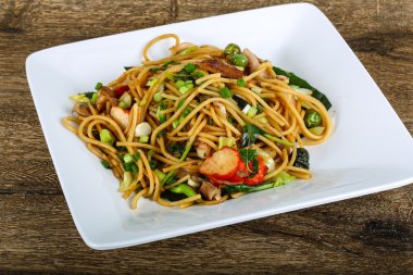 Deniz ürünleri ile Asya makarna