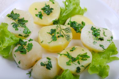 Genç patates haşlanmış