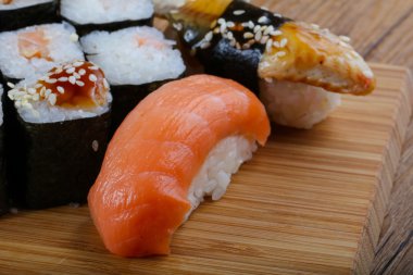 Lezzetli suşi ve rulo karışımı