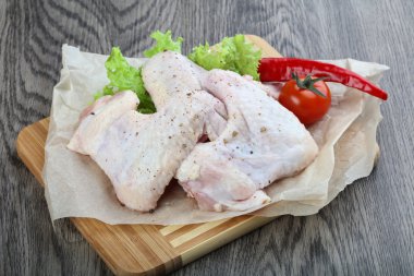 Çiğ tavuk kanadı.