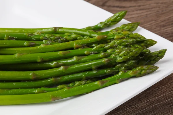 Boiled asparagus with olive oil — Stock Photo, Image