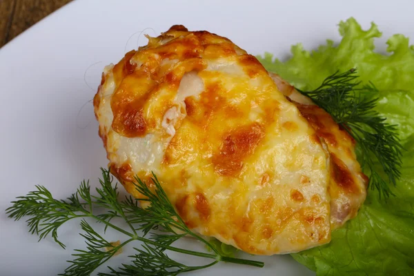 Hühnerbrust mit Käse gebacken — Stockfoto