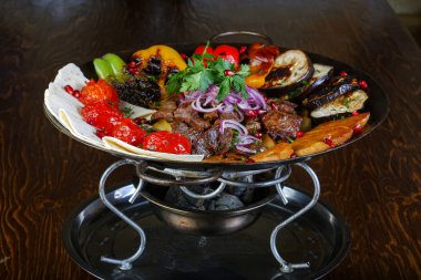 Kızarmış et ve sebze.