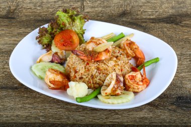 Kızarmış pilav ve deniz ürünleri.