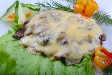 Peynir ve mantar soslu domuz eti