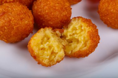 Sıcak sulu peynir topları