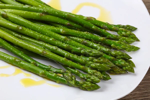 Boiled asparagus with olive oil — Stock Photo, Image