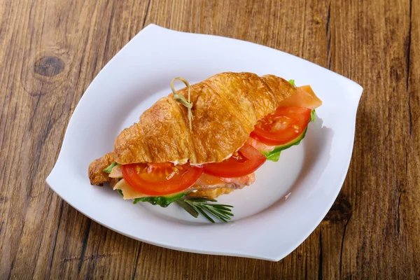 Delicioso Croissant con salmón — Foto de Stock