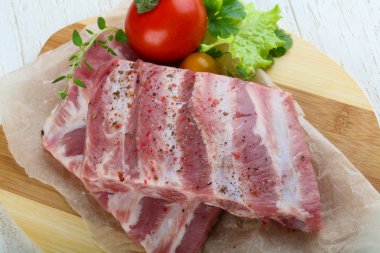 Çiğ domuz kaburgası